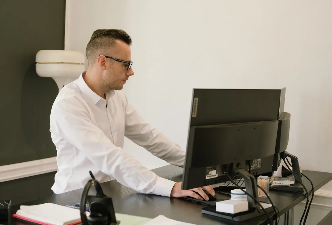 MyData-medarbejder ved sit skrivebord med virksomhedens computere